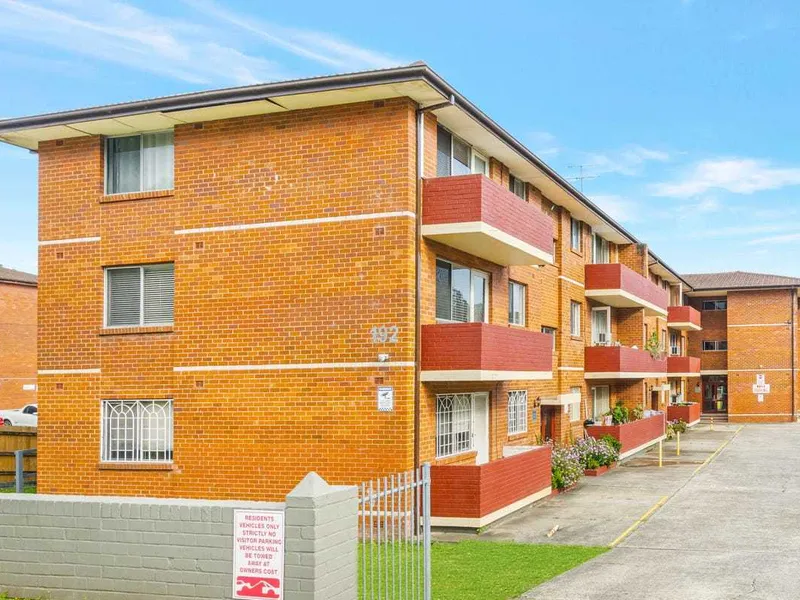 FRESHLY PAINTED 2 BEDROOM UNIT 200M TO TRAIN STATION