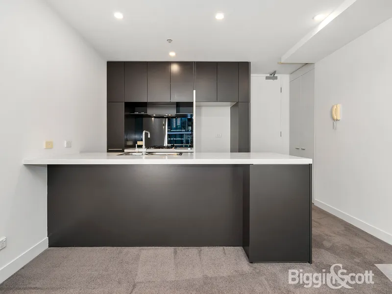 6th FLOOR BEAUTY WITH LOADS OF SPACE AND NATURAL LIGHT! FRESHLY PAINTED THROUGHOUT.