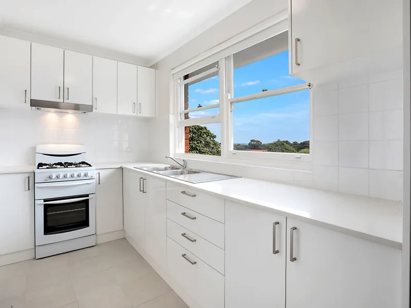 RENOVATED TOP FLOOR TWO BEDROOM APARTMENT WITH LUG!