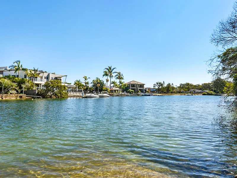 High Quality Villa in Quiet Street with Water Access and Views!