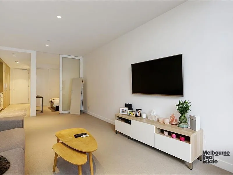 Furnished - Perfect Position Live Across The Road From Albert Park Lake!