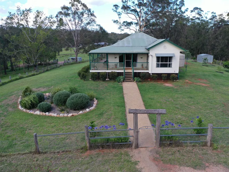 Geham 47 Acres 5 Bed studio stables day yard and 60 x 40 Arena with Bore