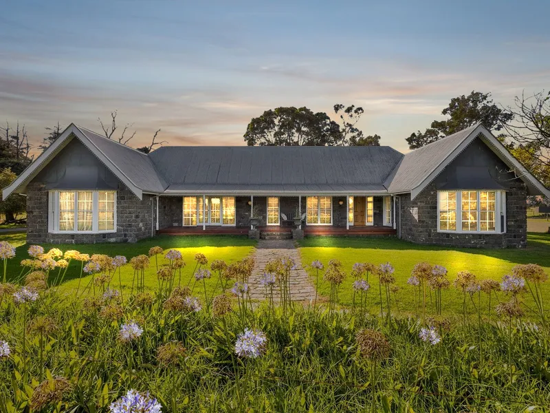 Idyllic country living with city convenience!