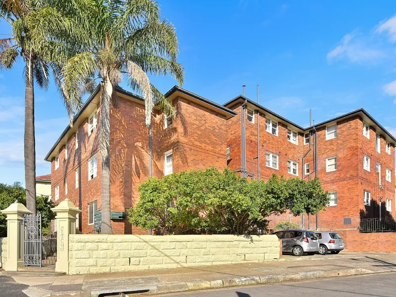 ART DECO APARTMENT WITH VIEWS