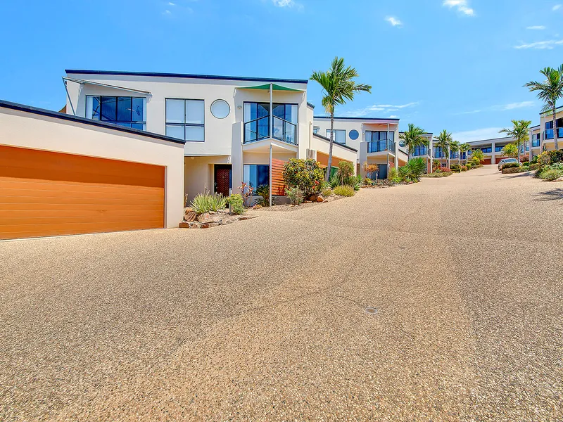 Seaview Villa and walk to the Beach!