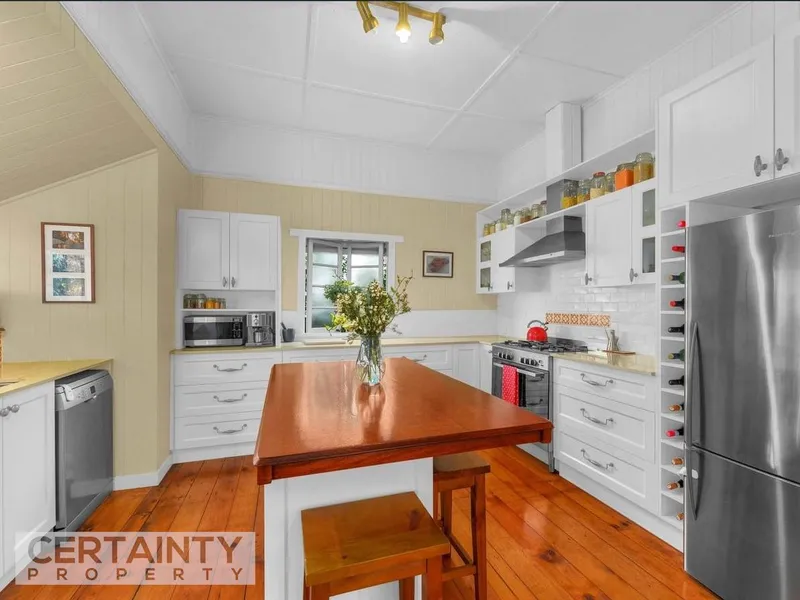 Beautiful High set home for rent in Wooloowin!