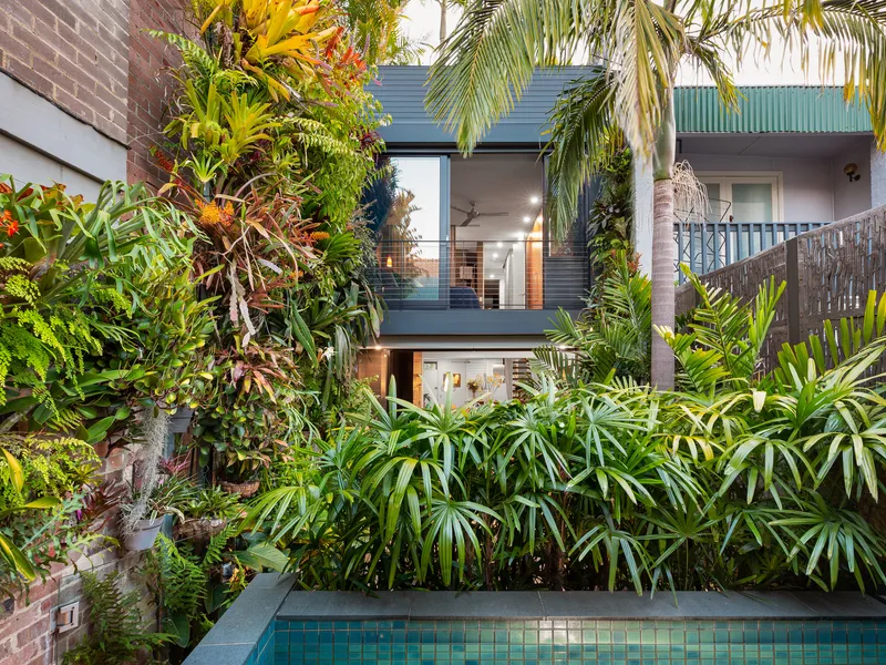 Luxe renovated terrace, studio above garage