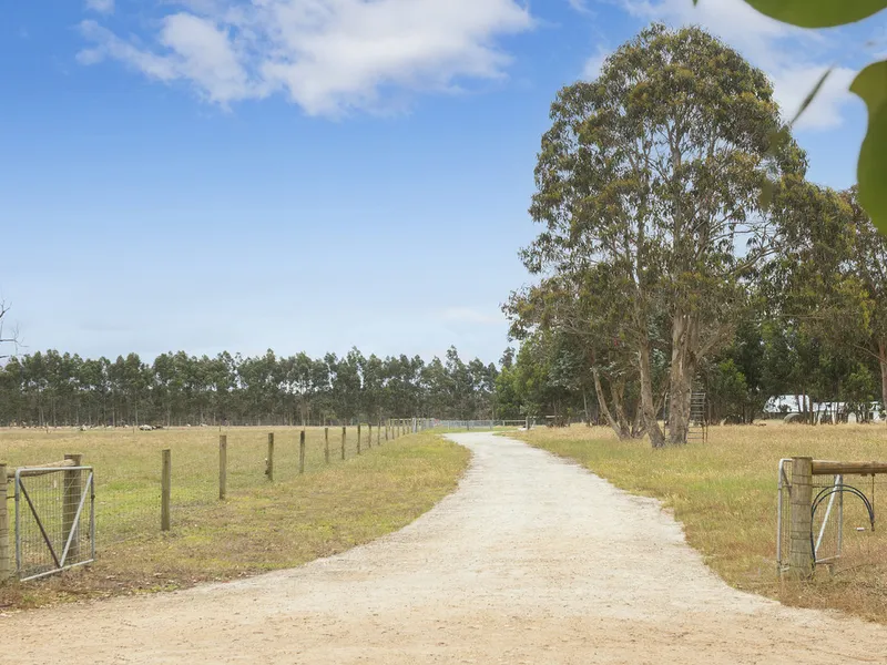 AN IDYLLIC COUNTRY LIFESTYLE OFF THE GRID