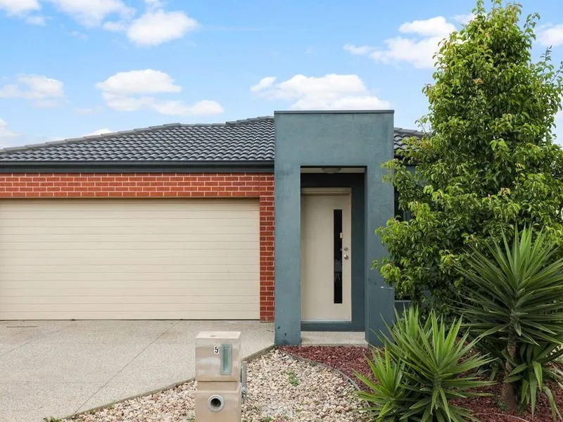 PERFECTLY POSITIONED IN THE SALT WATER ESTATE