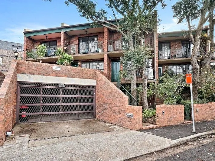 BEAUTIFULLY PRESENTED 3 BEDROOM TOWNHOUSE WITH GARAGE & STORE ROOM