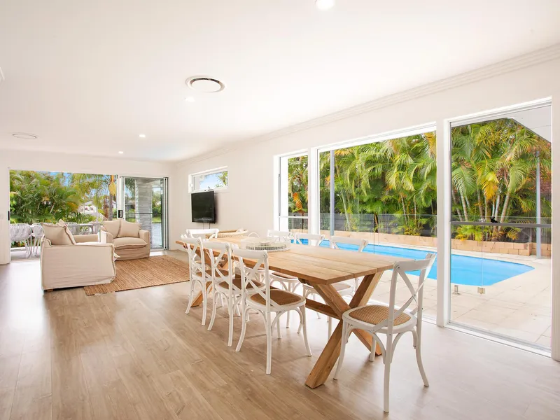 Beautiful Fully Furnished Lakeside Family Home