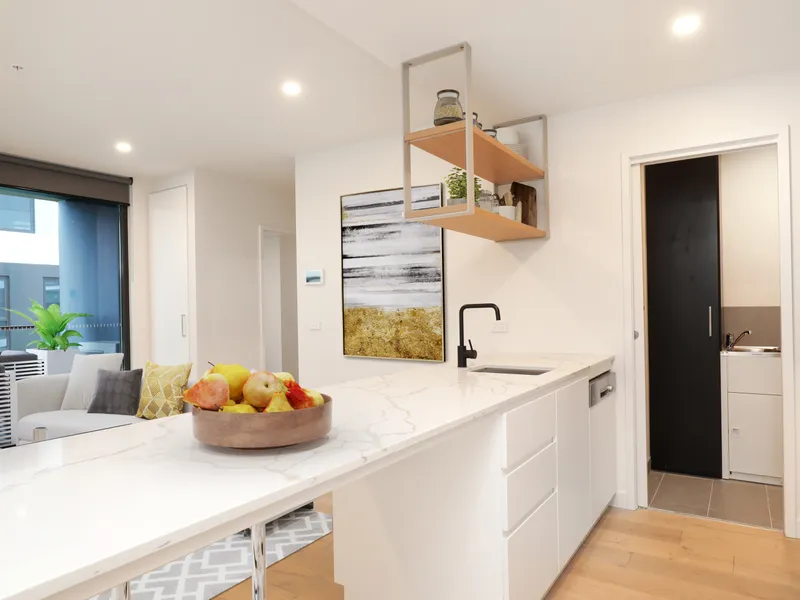 NEAR NEW & GORGEOUS 2 BEDROOM, 2 BATHROOM PLUS STUDY APARTMENT(ENSUITE WITH BATH TUB)