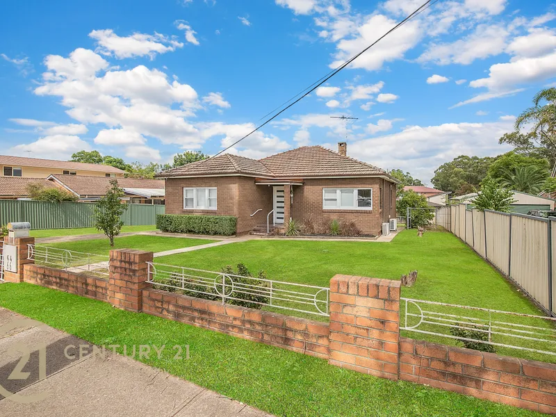 BRICK HOME - 911sqm BLOCK - 22m FRONTAGE