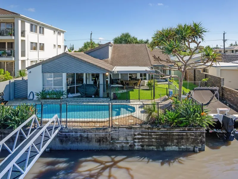 Perfectly Positioned Broadwater Home