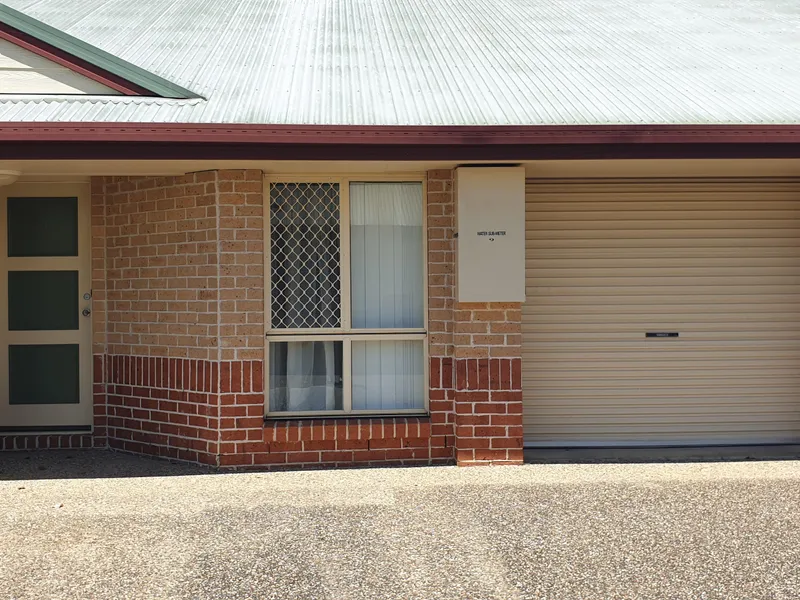 Freshly Painted 2 bedroom Unit - Walking distance from Shopping center