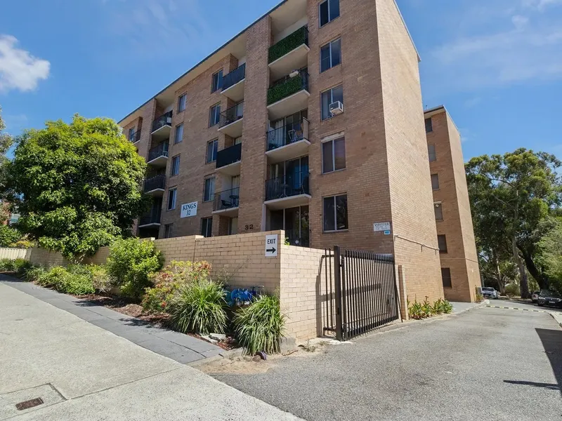 A fantastic opportunity to secure this quality apartment in a TOP location !! Be Quick !!