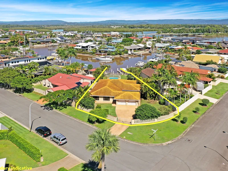 HUGE 1037m2 WATERFRONT CORNER BLOCK WITH BRIDGE FREE ACCESS