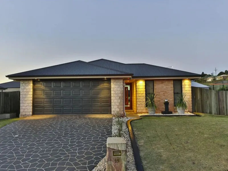 Family living at its finest! Inviting, low maintenance home nestled in quiet pocket of Glenvale!