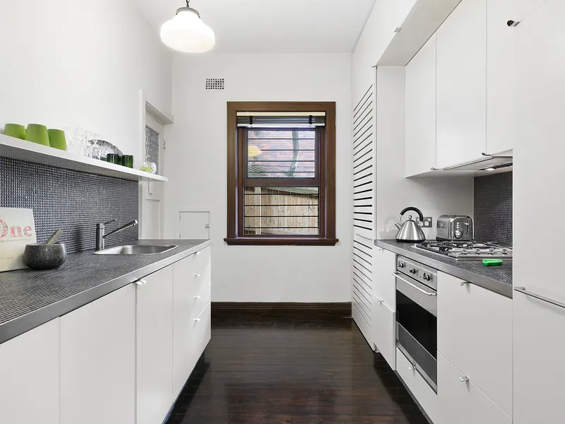 Stylish Art Deco Apartment Moments to Woollahra Village & Edgecliff Station