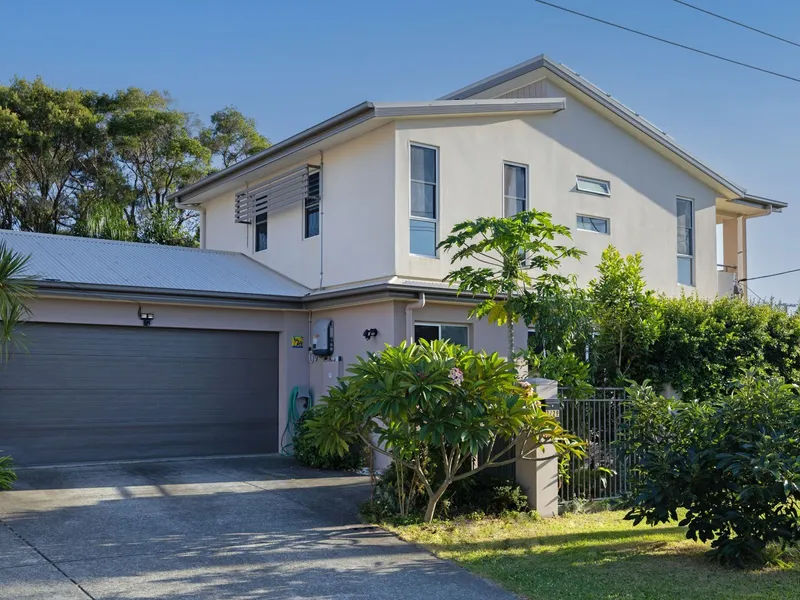 THREE/FOUR BEDROOM DUPLEX WALK TO BEACH - LOADS OF EXTRAS!