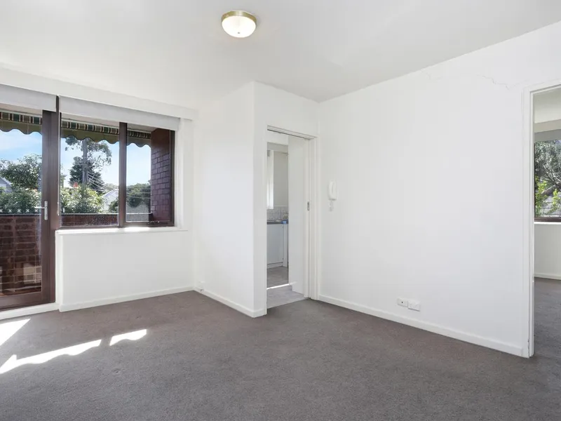 SPACIOUS APARTMENT WITH PRIVATE BALCONY