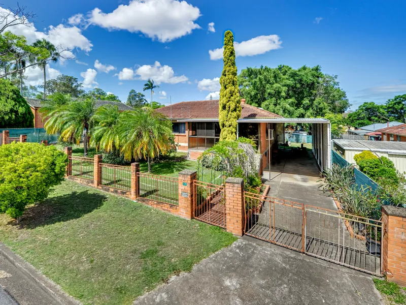 GREAT SIZE HOME -THREE BEDROOMS PLUS STUDY AND SUNROOM