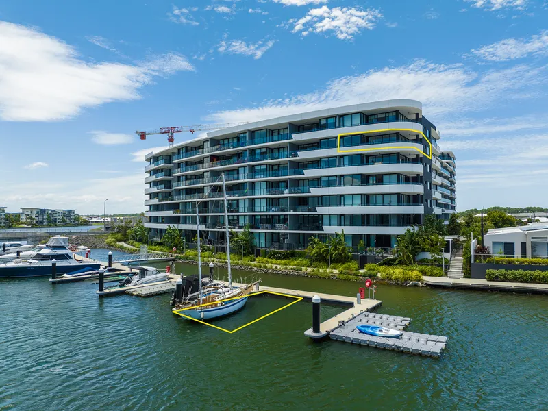 High level apartment of 146m2 with a 12 metre Marina Berth - Bridge Free access - Private gated access to Waterfront- 2 car spaces side by side