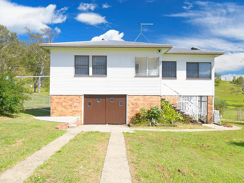 3 BEDROOM HOUSE AND A POOL
