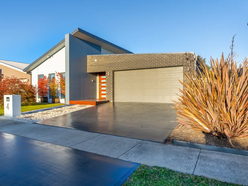 Luxury ground level living, plus huge 19.5 KW solar........Be Quick!!!