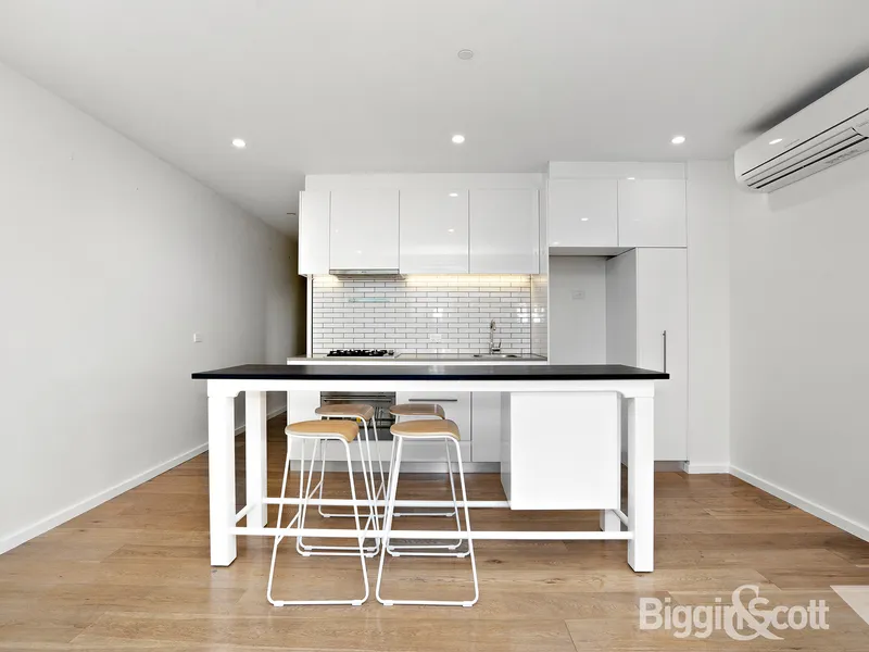 STUNNING MODERN 1 BEDROOM APARTMENT WITH CITY VIEWS!