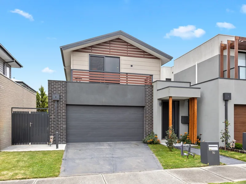 SPACIOUS HOME WITH DESIGNER FINISHES!