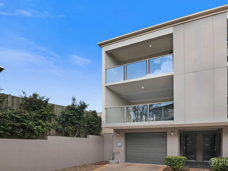 Three-level luxury townhouse with contemporary design