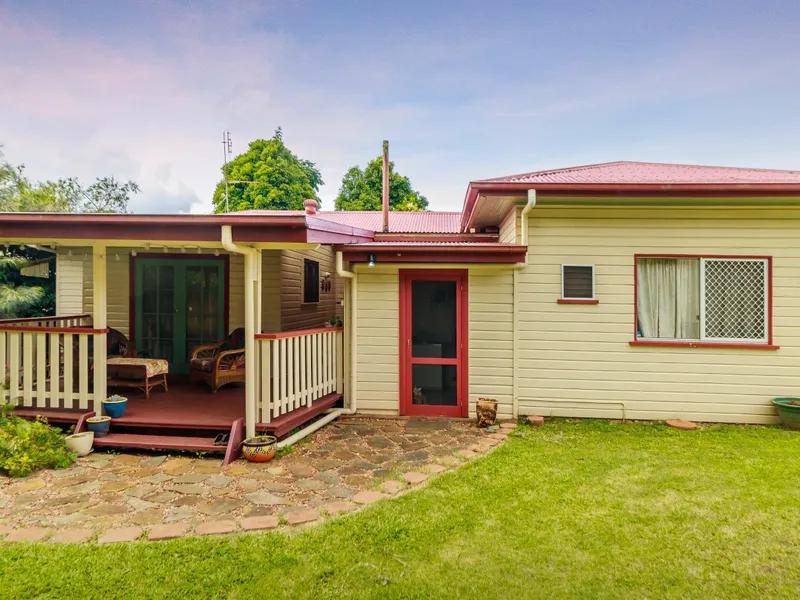Warm and welcoming Queenslander located in Atherton with easy access to Lake Tinnaroo, Lake Eacham and Lake Barrine and all Tableland attractions.