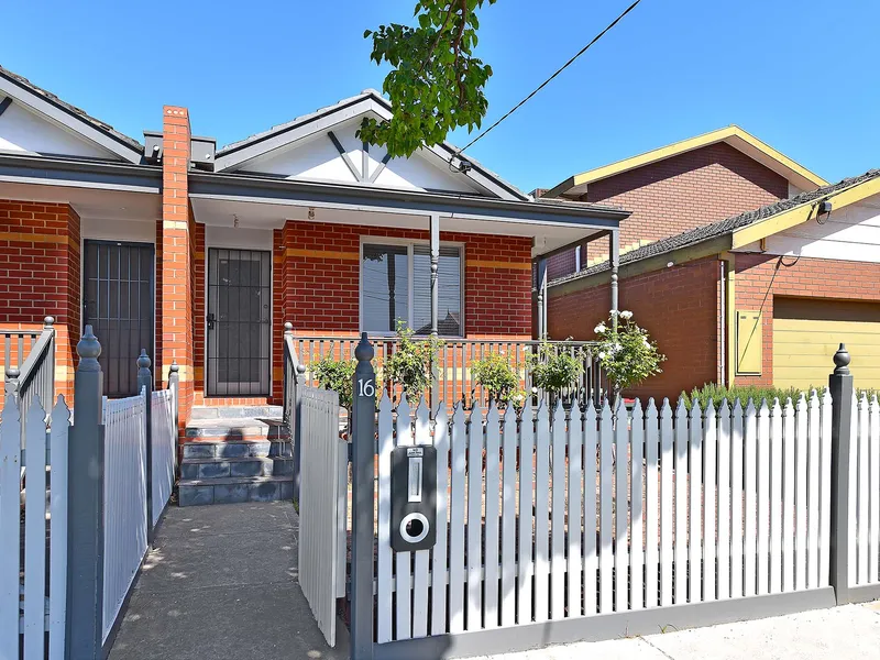 Versatile Low-Maintenance Style with Location Perfection!