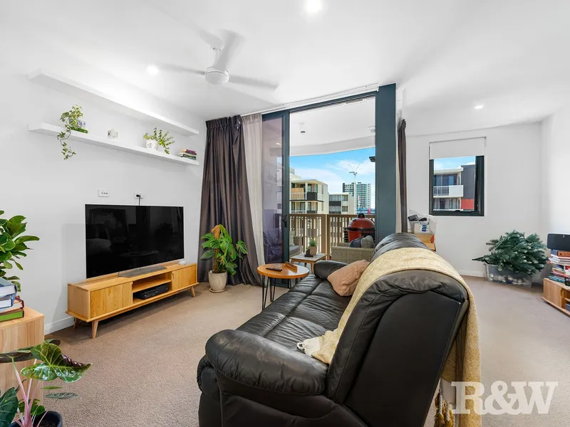 Only 1km from the Brisbane CBD in the vibrant suburb of Woolloongabba! This Stunning unit is sure to amaze!