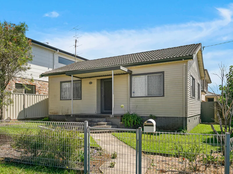 Tidy 2 bedroom home... Walk to Little Lake!