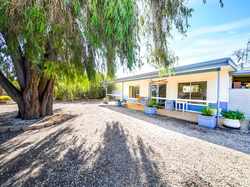 Cute 3 bedroom home in Town Centre - Gardener included