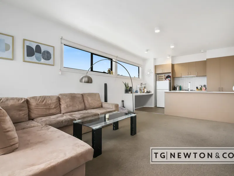 Fantastic Location, Top Floor Apartment