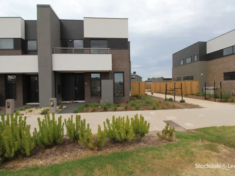 4 BEDROOM MODERN TOWNHOUSE FOR RENT IN POINT COOK!