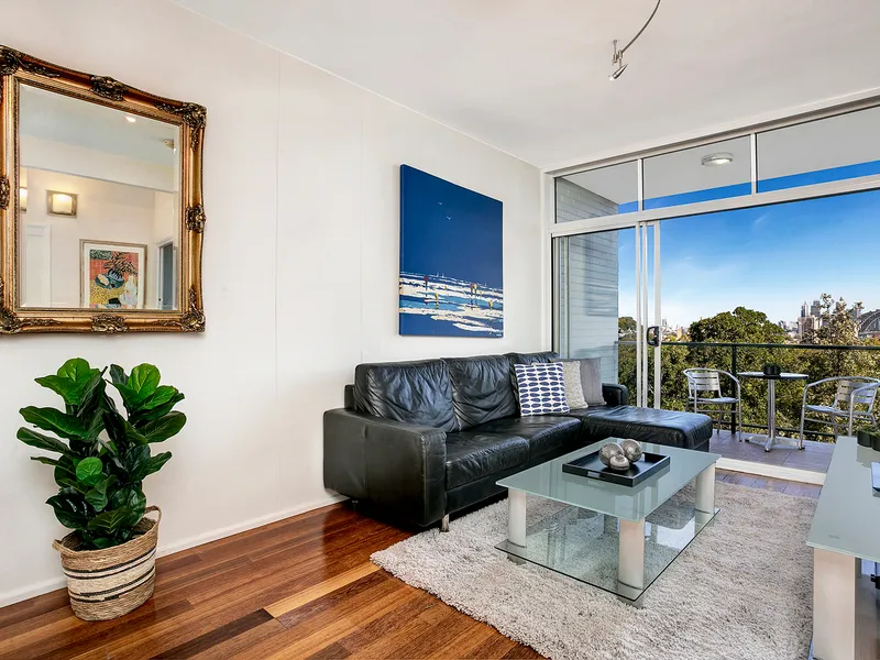 Spacious Furnished One Bedroom Apartment With Panoramic Sydney Harbour Views