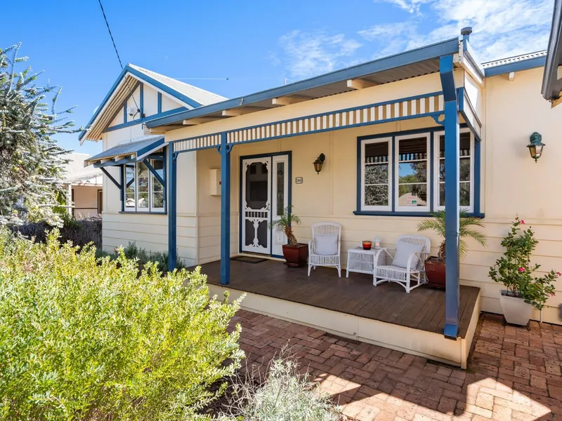 WELCOME TO THE DRESS CIRCLE OF LAMINGTON!