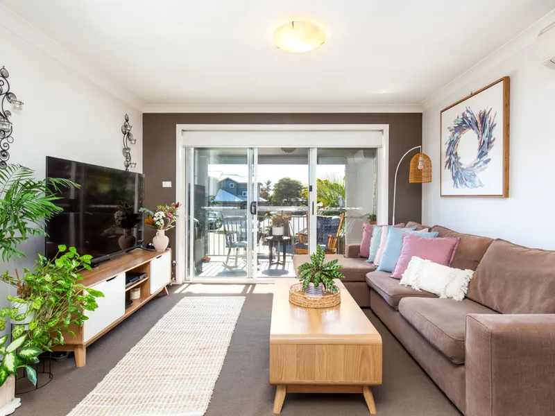 Introducing a Gorgeous Top Floor 2-Bedroom Unit with Modern Amenities and Prime Location!