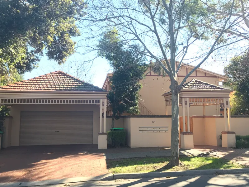 UPDATED, SECURE 2 BEDROOM UNIT IN BLUE CHIP ST.PETERS!