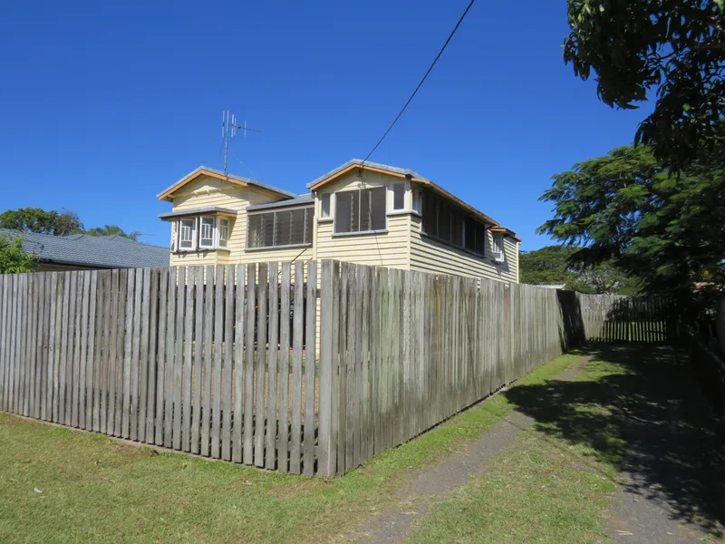 Family friendly home - huge yard - Double bay shed!