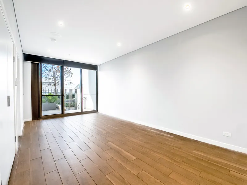 Waterside Living with Courtyard and Street Access