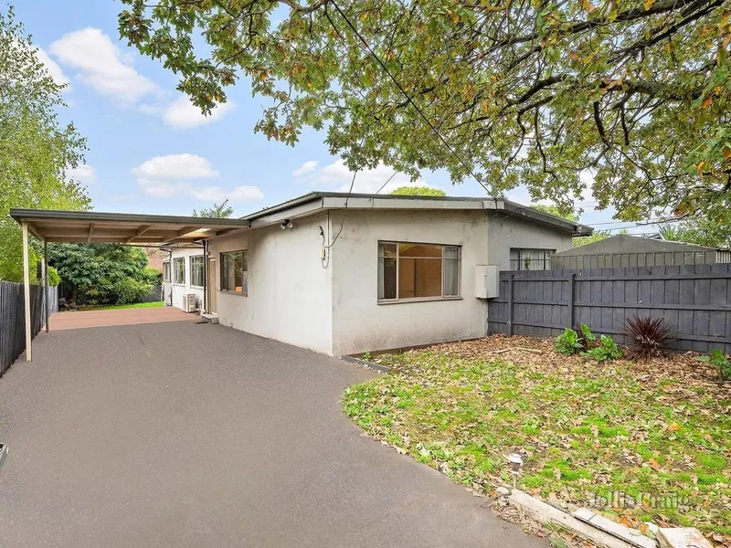 2 Bedroom plus Study Home in Prime Location!