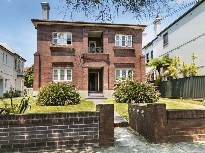 Spacious Updated One Bedroom Art-Deco Apartment