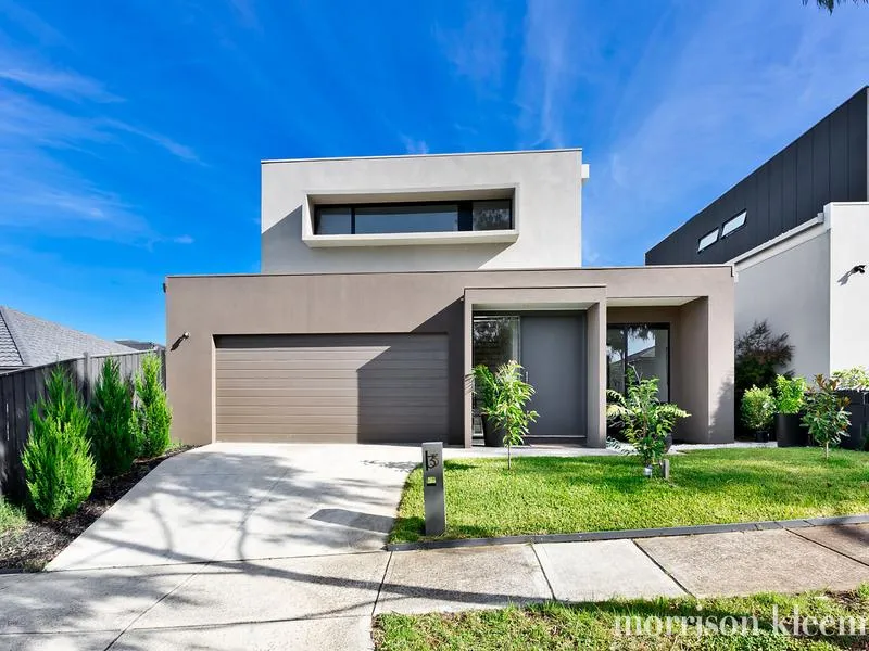 Cosmopolitan Living At It's Finest in Laurimar! (3 Bedroom Plus Study Home!)