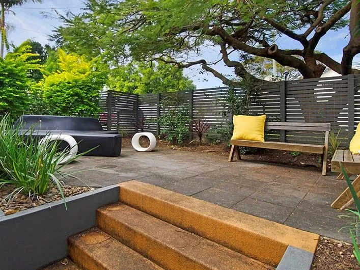 Air Conditioning & Courtyard - Great Location