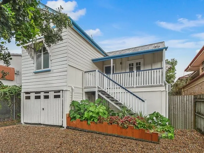 High-set home in sought-after Hamilton!